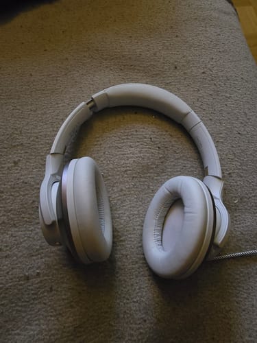 Auriculares Silver Oneodio apoyados sobre una alfombra