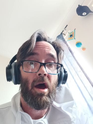 Cliente con auriculares Oneodio negros en casa