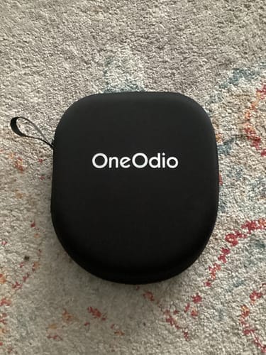 Estuche protector de transporte de Oneodio sobre una alfombra