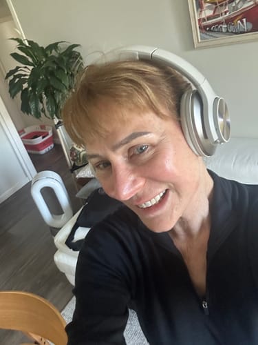 Cliente con auriculares plateados de Oneodio en interiores