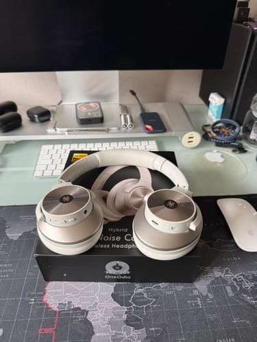 Auriculares Oneodio plateados sobre un escritorio