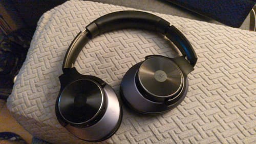 Auriculares negros Oneodio apoyados sobre un cojín texturizado