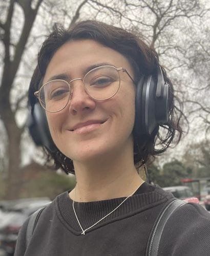 Cliente usando auriculares negros Oneodio al aire libre