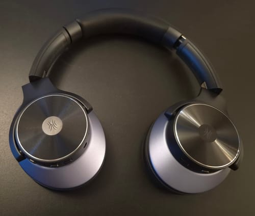 Primer plano de unos auriculares Oneodio negros y sus almohadillas auriculares