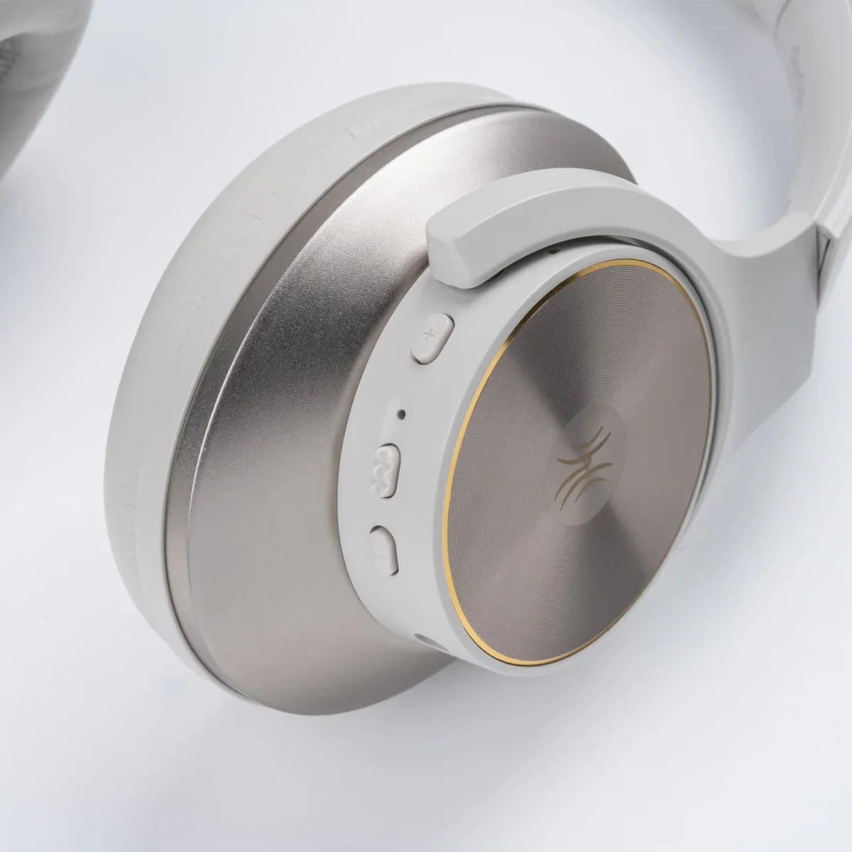 Primer plano original del auricular plateado que muestra sus botones físicos.
