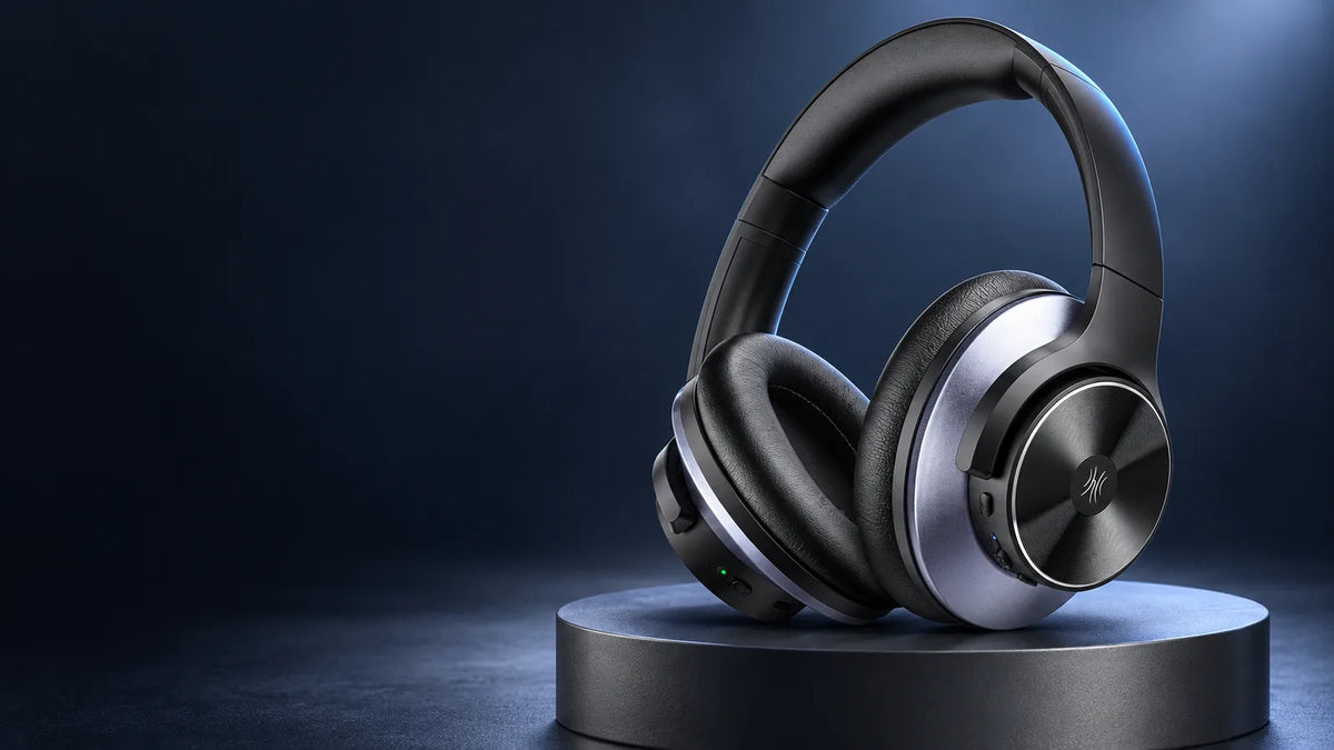 Fotografía de estudio estilizada de los auriculares negros Oneodio de la serie A sobre un pedestal de exhibición oscuro.