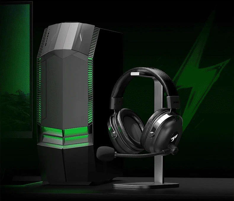 Cuffie Commander su un supporto accanto a un computer desktop