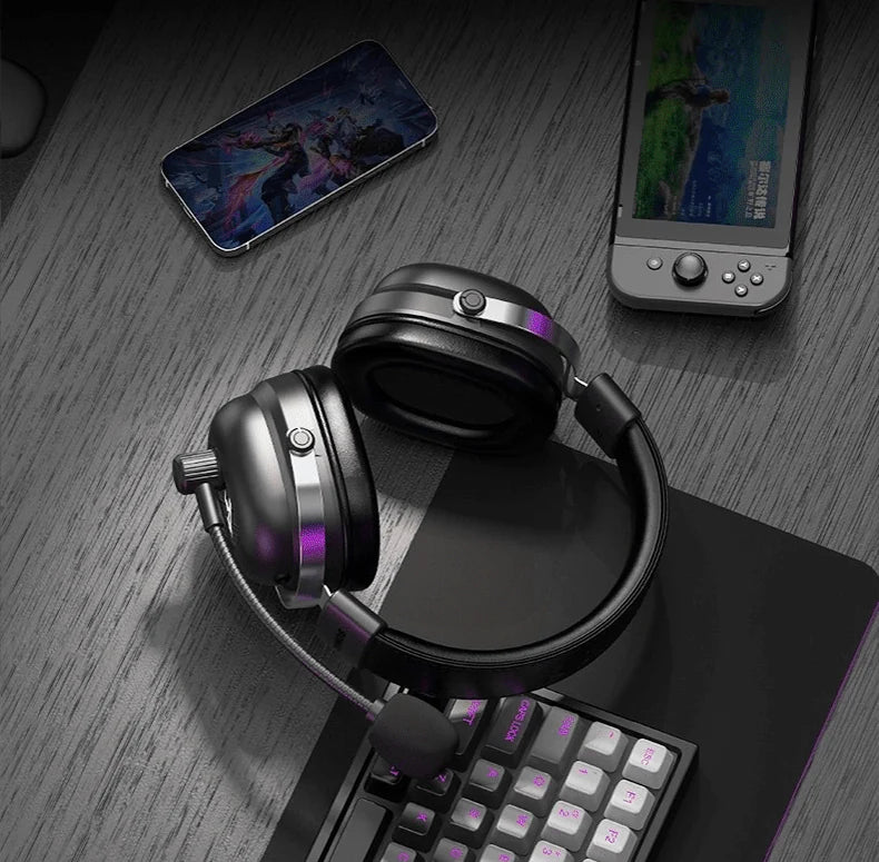 Cuffie Commander accanto a un telefono, una console portatile e una tastiera