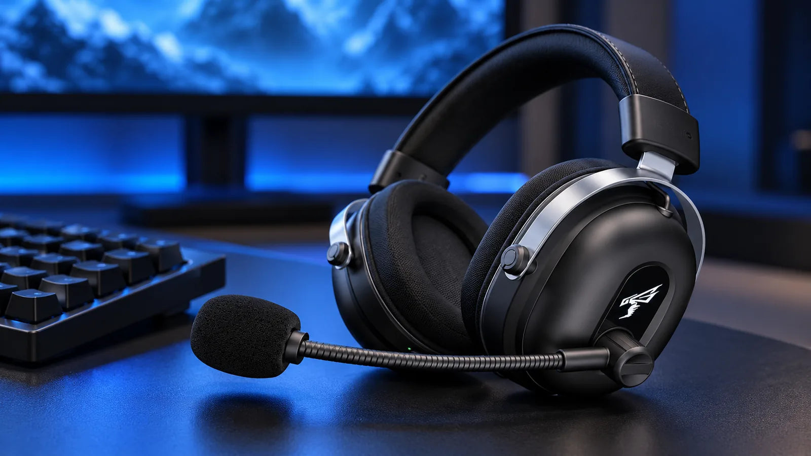 Cuffie wireless Commander accanto a una tastiera in una postazione da gaming illuminata da una morbida luce blu